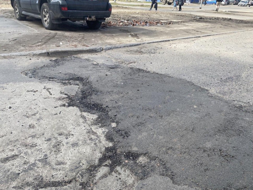В Северодвинске переделали ямочный «ремонт» дороги кирпичами
